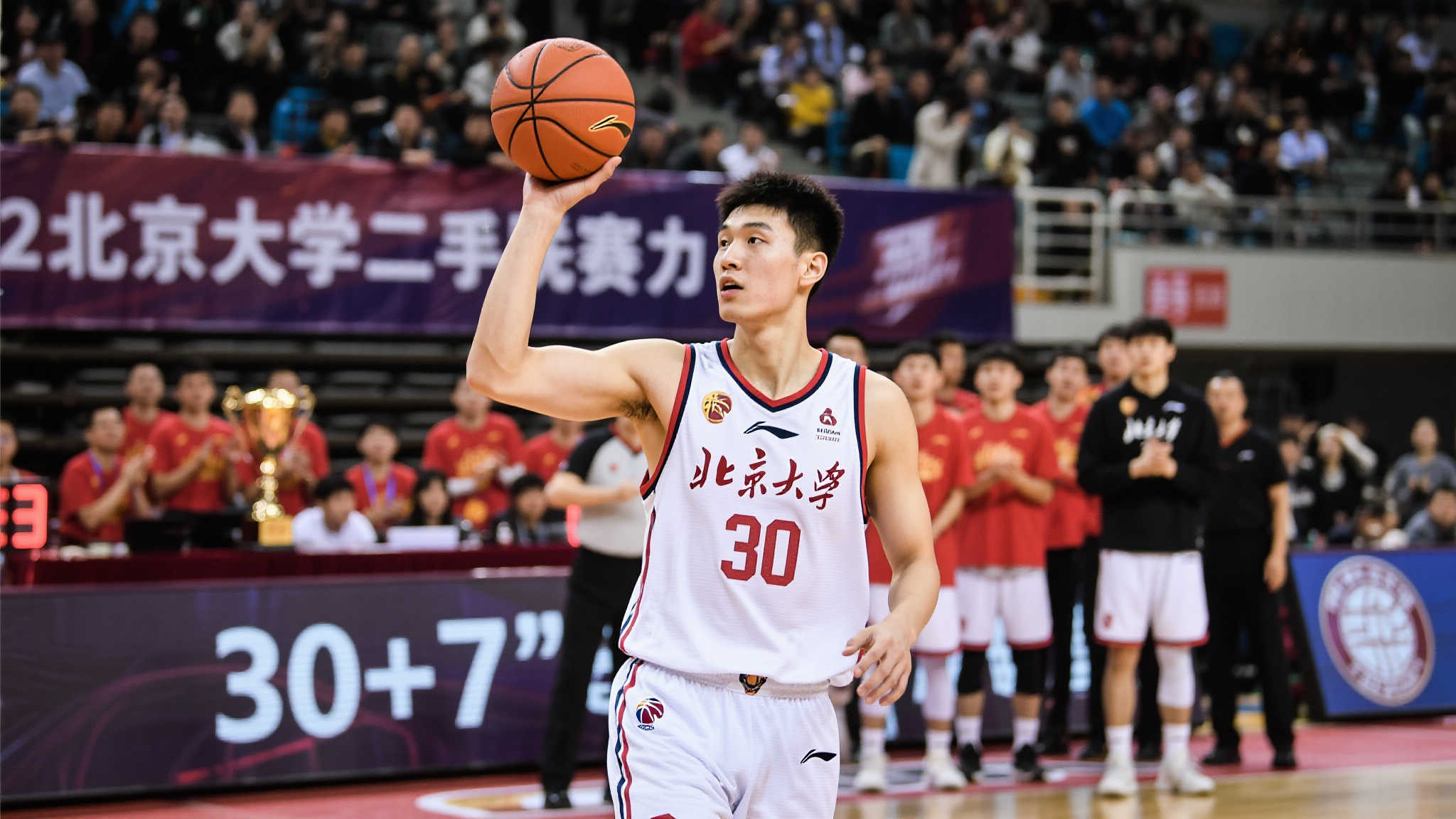 大学生涯谢幕!管子煜率北大夺冠,将跨入CBA加盟广州队 作为北京大学篮球队的一员,管子煜不仅展现了出色的技