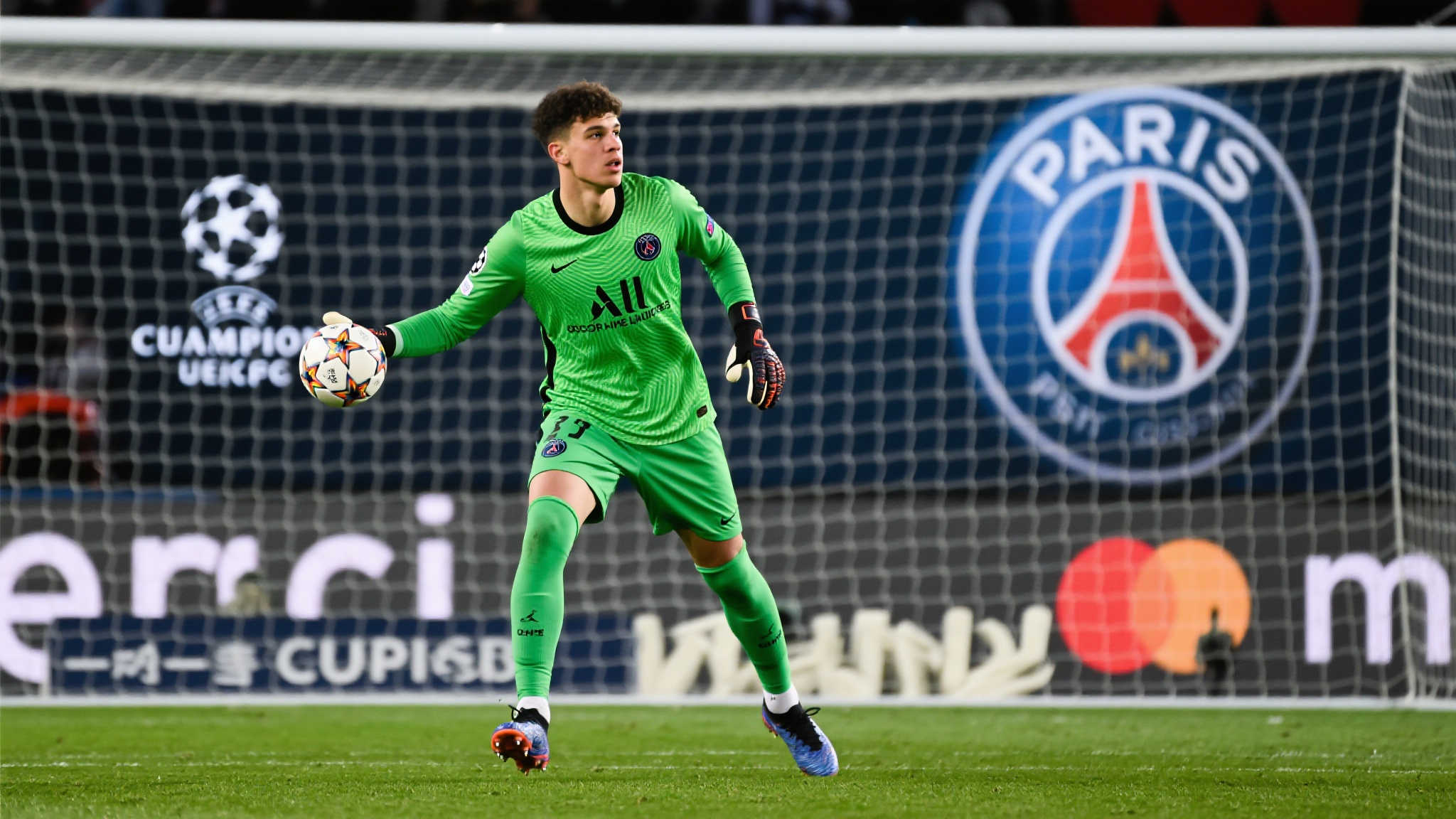 巴黎新门神出走意向显露,三大潜在下家浮出水面 对于欧洲足球迷来说,“欧冠”不仅是竞技巅峰的象征,